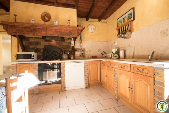 31G100135-677bcff859b74bf5828ad7274d49a492