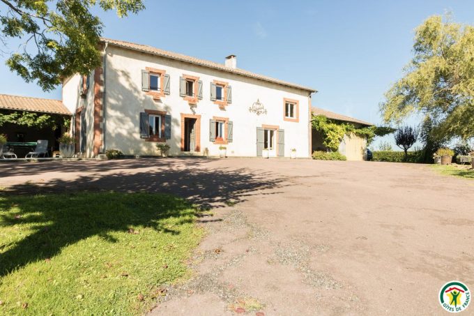 31G100135-7183a9398df34c75875a490f876d6621