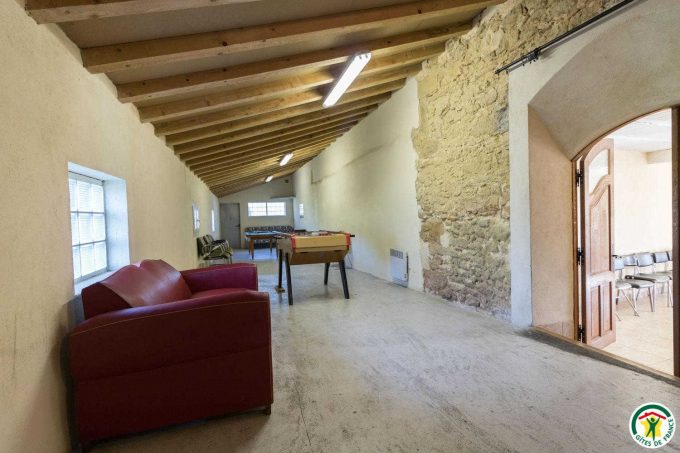 31G100135-a1ad9cf4358c487fa23c23c1e7360f92