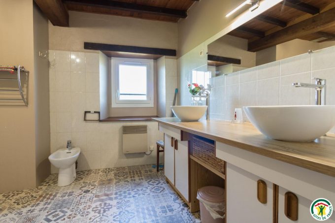 31G100135-d818540f9953429bbe8175f021b4cca9