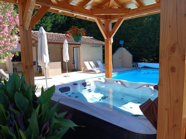 31G100253-7d619fa5a6e64e4ab6d6e08ee83e4e92