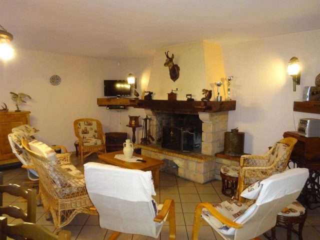 31G100253-85d4376728c145589c5f74a14ad48a79