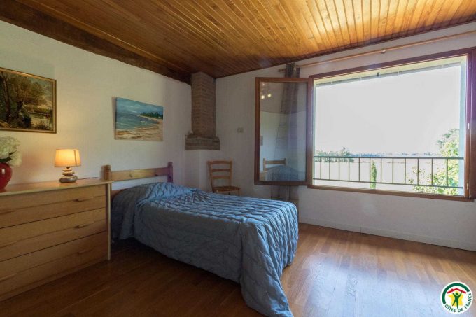 31G100307-325fa74f105446fa82521330e1104d8d