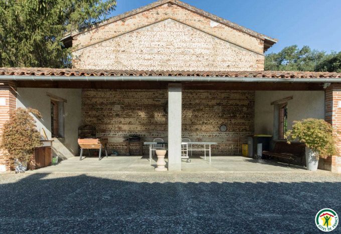 31G100307-c47f53c45ef4444ba6d93f462569e597