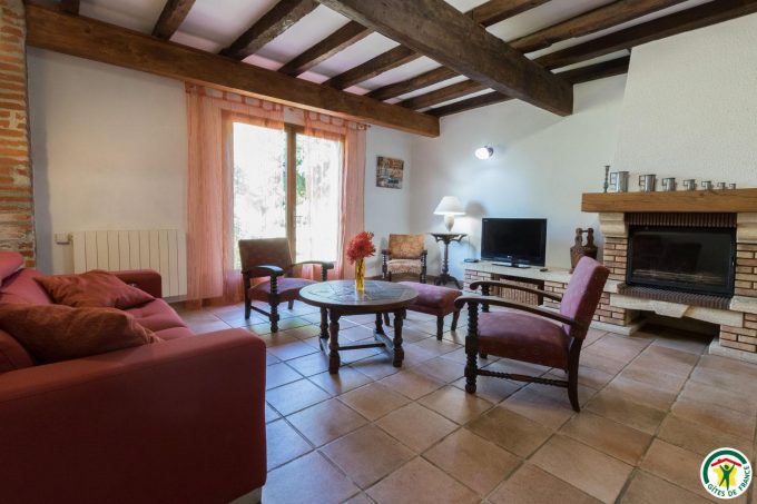 31G100307-eb01baacf0644a12a7dd079510a0225c