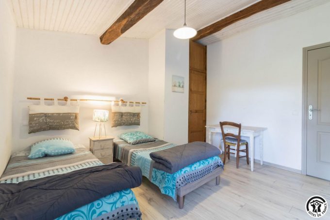 31G100344-f7c78a3fb7ea4b8cbfb1a25d8d9e4541