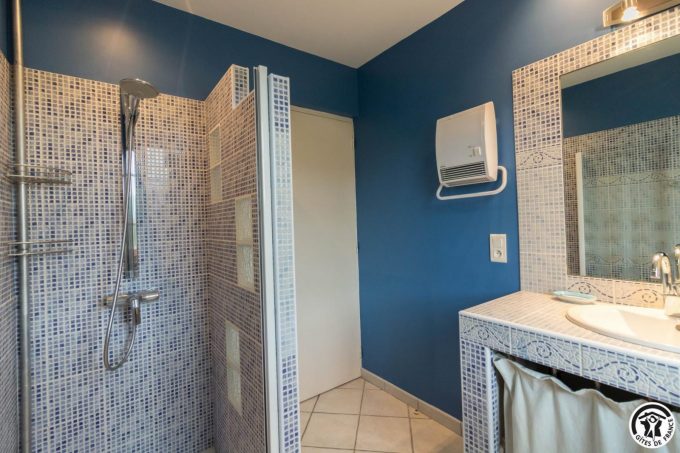 31G100773-2bec57d1ba7c4a198d0e5f522b971094