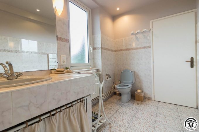 31G100773-7052d8ba01e546bb83ff1e9f6f234941