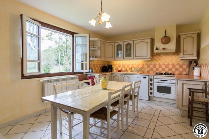 31G100773-8a5c59c80e814b30acbd1d29ececf4a8