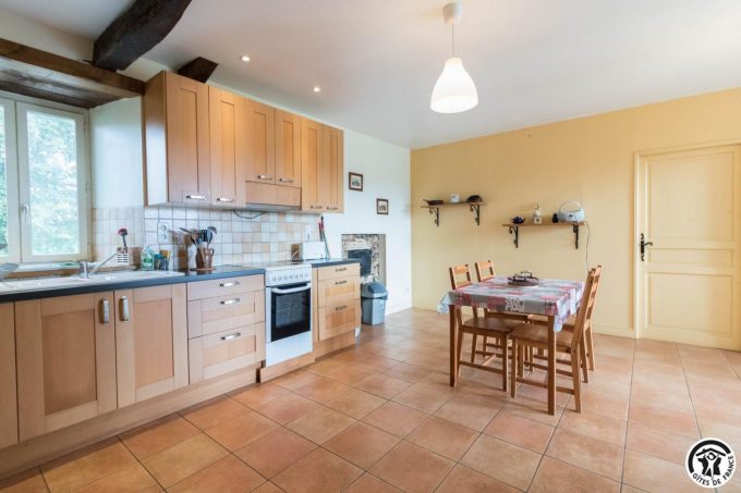 31G100978-53fee121d9604583889d3ca5ee2a5375