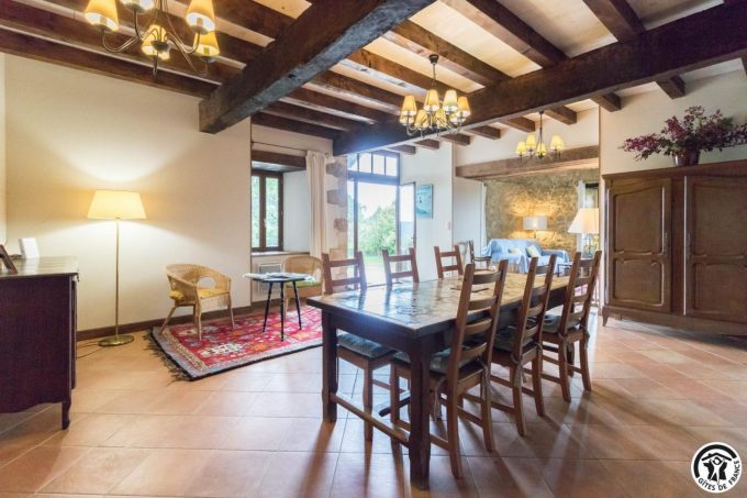 31G100978-8f34be07fd5d4cc4a21ad13aee100dbf