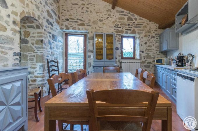 31G101116-27d0b8aa0d774092a8a5f333cc7d7ad7