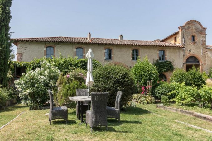 31G101423-d87c58bfe8e04d91aa560f839d0286af