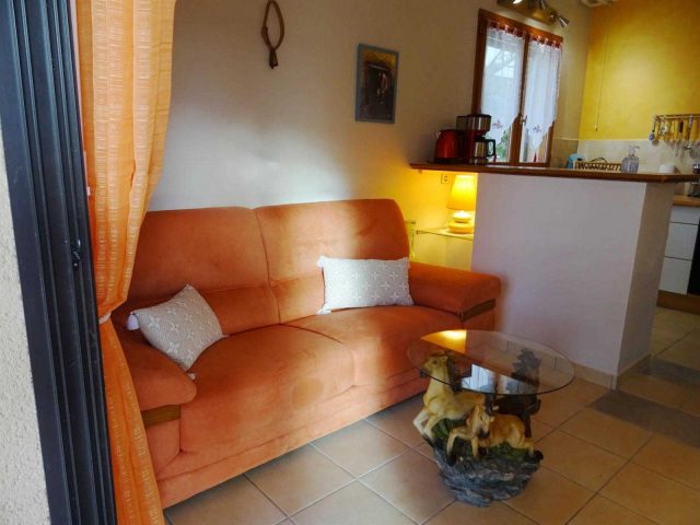 31G101494-7765d9bb586e43a383a500e5a7c07bac