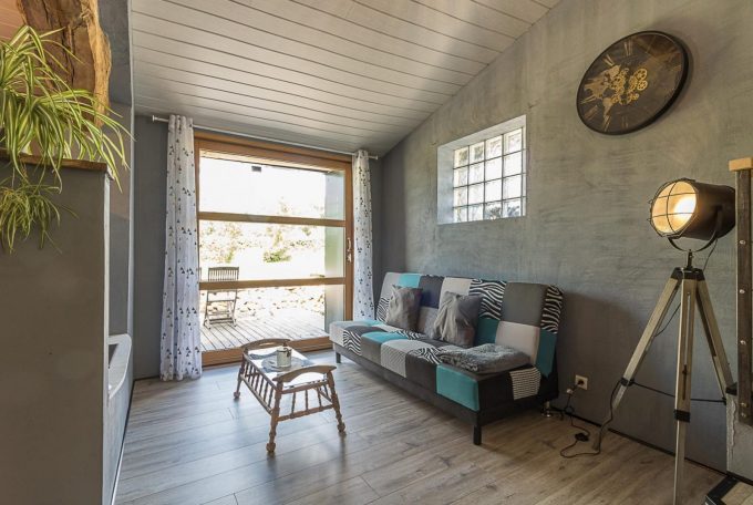 31G101696-f7e5618d254e45f6a57a3cd7c5849b5b