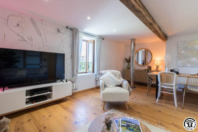 31G101704-8f5b0c7f1d674acbbf5721dae71def99