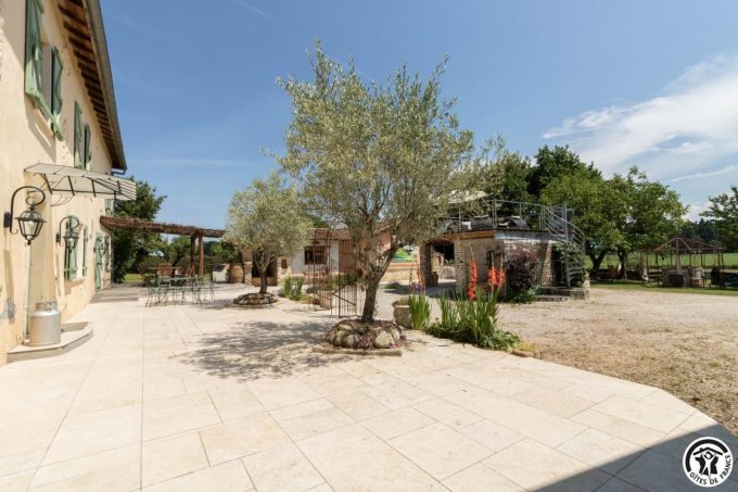 31G101706-e79aee58acda45f69e081e33b2689cb9