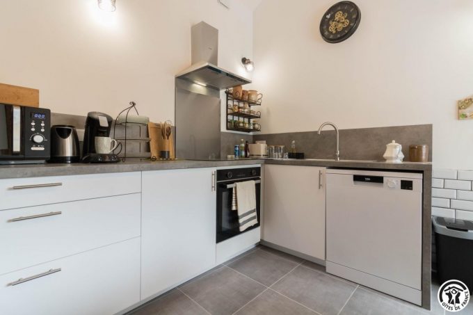 31G101753-4aa20b168a154f96a6114bfbf032da81