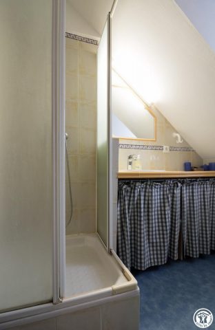 31G300454-37d4aa61c1a04bd694d7bcc02a824844