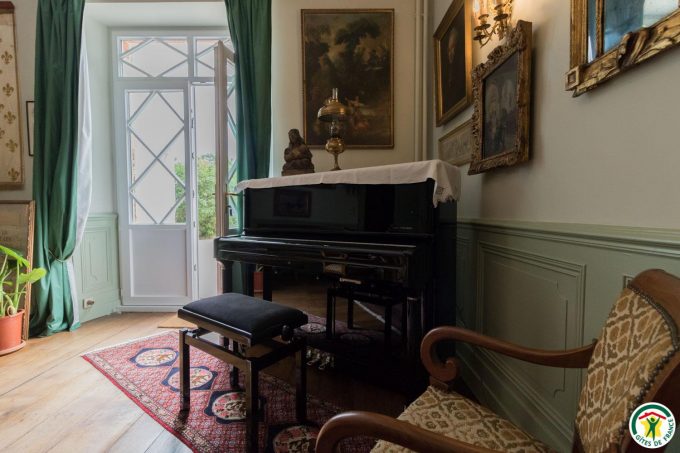 31G301577-0970c0b38273446f8a5d483e442864e0