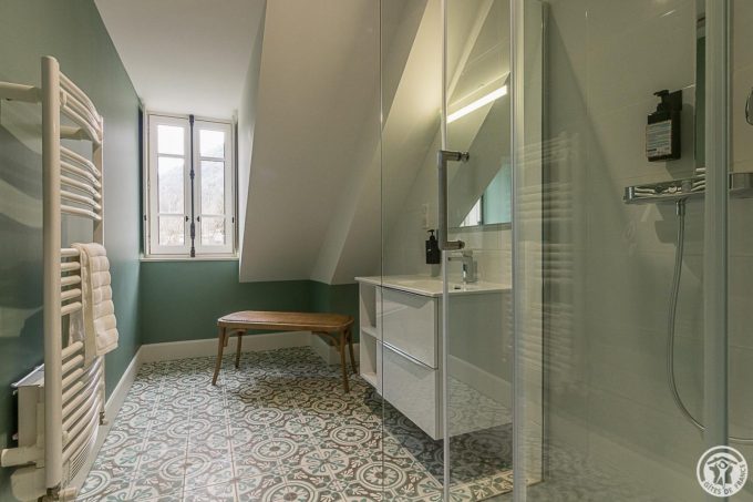 31G301670-76549cafaa044604a62a80b18aacad10