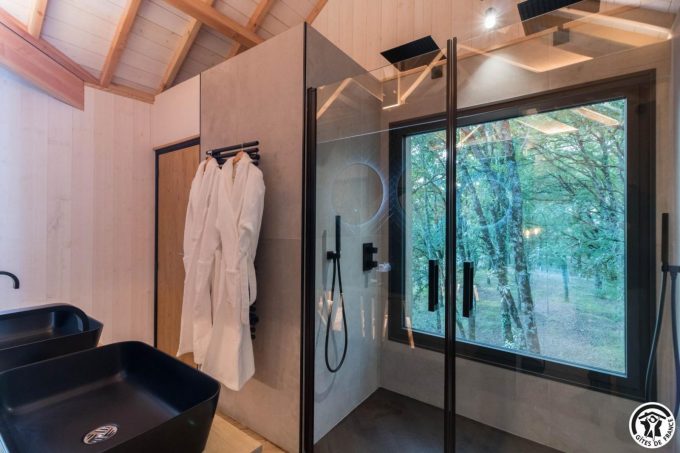 31G301727-7bf78ec4832f46ac986d5be508cbda34