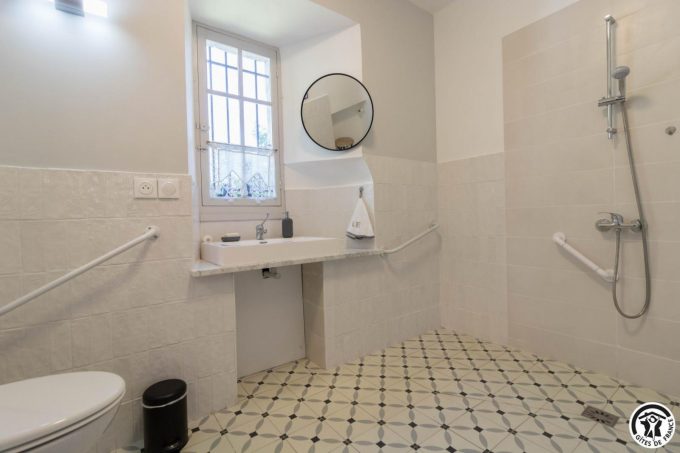 31G301771-ade1e25cb0b64be08365f15f4d22c6f2