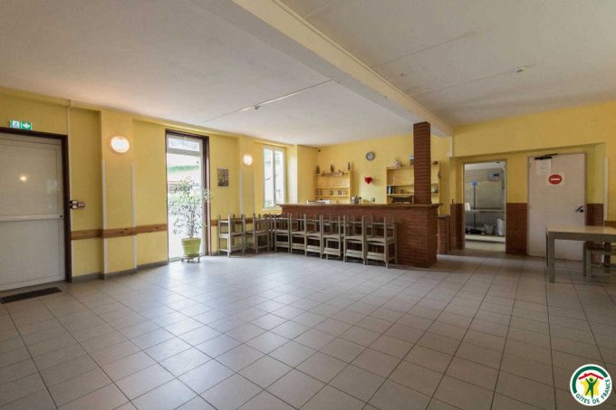 31G400525-131ae479009b404db57a219dc77fcab2