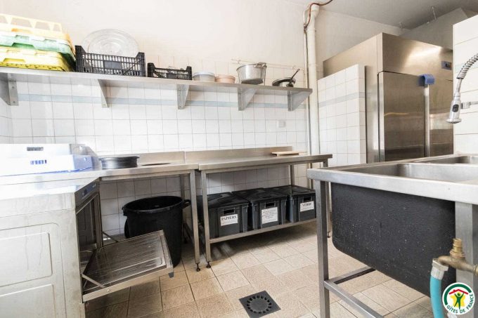 31G400525-749169cc34654f00907e84caacd41365