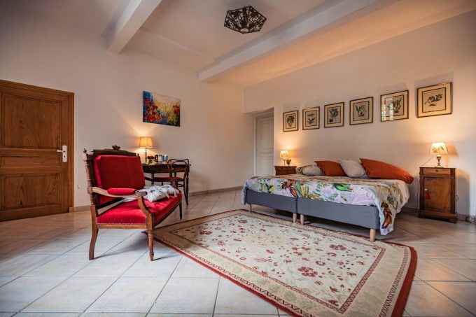 5.-LA-CHAMBRE-ROUGE-Ostal-Cassinia-2