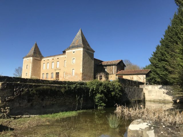 Chateau-de-Labroquere-Facade-depuis-la-douve-Saint-Andre-Comminges-Pyrenees