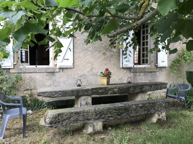 Chateau-de-Labroquere-coin-repas-sous-tilleul-SaintAndre-CommingesPyrenees–1-