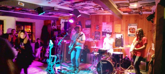 Le-groupe-Mines-sur-scene-a-la-Pistouflerie-le-16-novembre-2019-1-1024×459