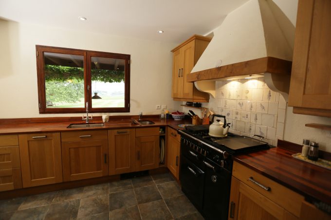 Meuble–metairie-Lascoumeres-cuisine-Cassagnabere-T-Comminges-Pyrennees