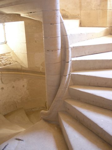 escalier-dans-cour-palais-eveque-ALAN